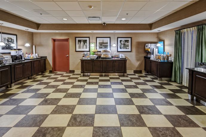 Imagen del bar/restaurante del Hotel Hampton Inn and Suites Wilder. Foto 2