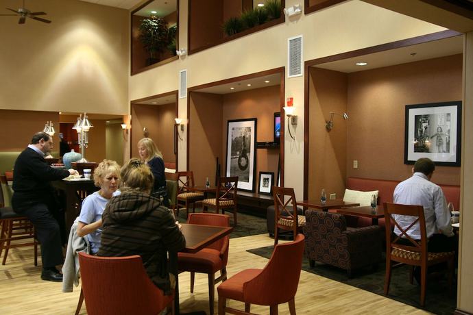 Imagen del bar/restaurante del Hotel Hampton Inn and Suites Wilder. Foto 5