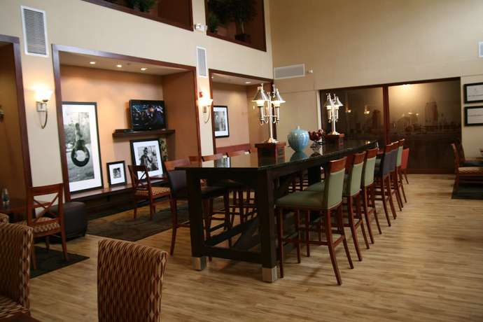 Imagen de los interiores del Hotel Hampton Inn and Suites Wilder. Foto 19