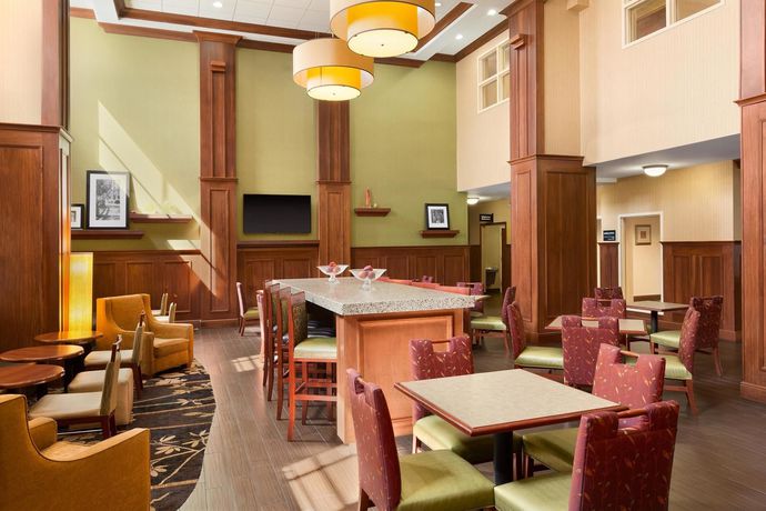 Imagen de los interiores del Hotel Hampton Inn and Suites Williamsburg Historic District. Foto 10