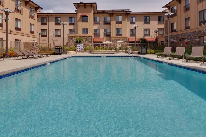 Imagen de la piscina del Hotel Hampton Inn and Suites Windsor - Sonoma Wine Country. Foto 16