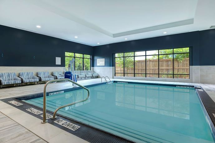 Imagen de la piscina del Hotel Hampton Inn and Suites by Hilton Burlington Toronto. Foto 20