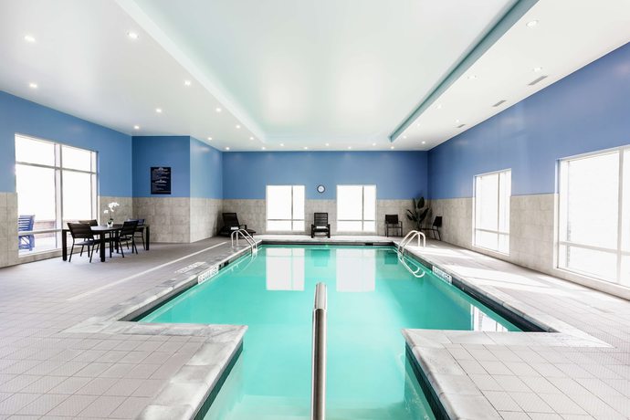 Imagen de la piscina del Hotel Hampton Inn and Suites by Hilton Quebec City Beauport. Foto 20