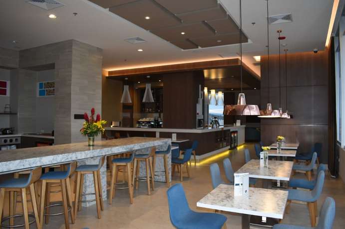 Imagen del bar/restaurante del Hotel Hampton Inn by Hilton Cucuta. Foto 3