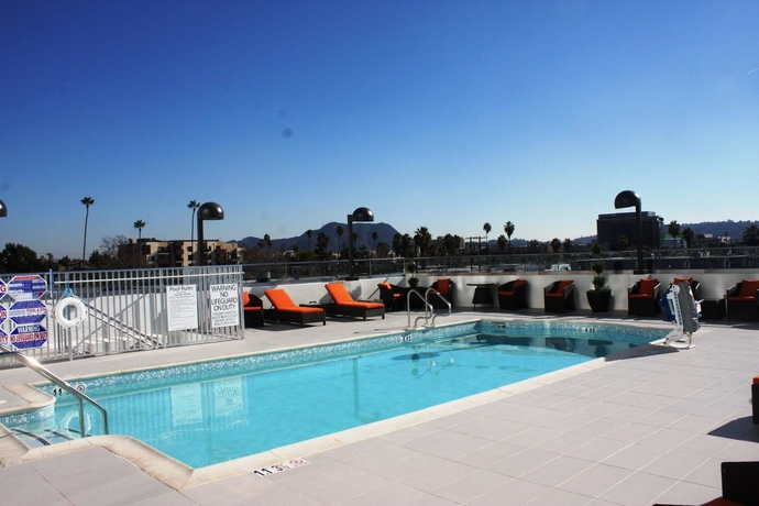 Imagen de la piscina del Hotel Hampton Inn by Hilton North Hollywood. Foto 9
