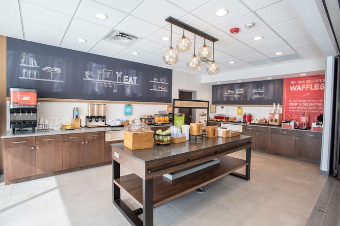 Imagen del bar/restaurante del Hotel Hampton Inn by Hilton Richwood Cincinnati South. Foto 3