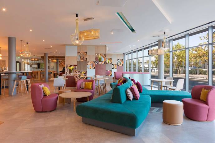 Imagen de los interiores del Hotel Hampton by Hilton Ashford International. Foto 18