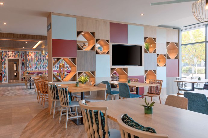Imagen de los interiores del Hotel Hampton by Hilton Ashford International. Foto 20