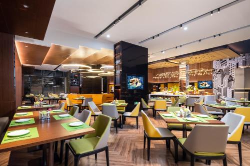 Imagen del bar/restaurante del Hotel Hampton by Hilton Beijing West Railway Station Lize Business District. Foto 2