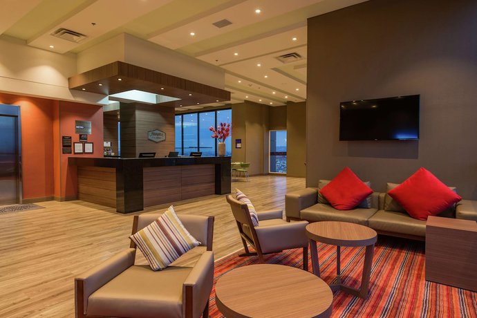 Imagen de los interiores del Hotel Hampton by Hilton Bogota Airport. Foto 13