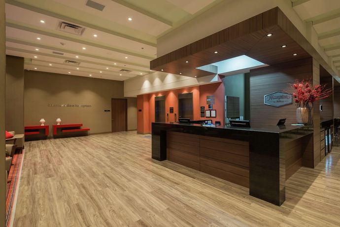 Imagen de los interiores del Hotel Hampton by Hilton Bogota Airport. Foto 14