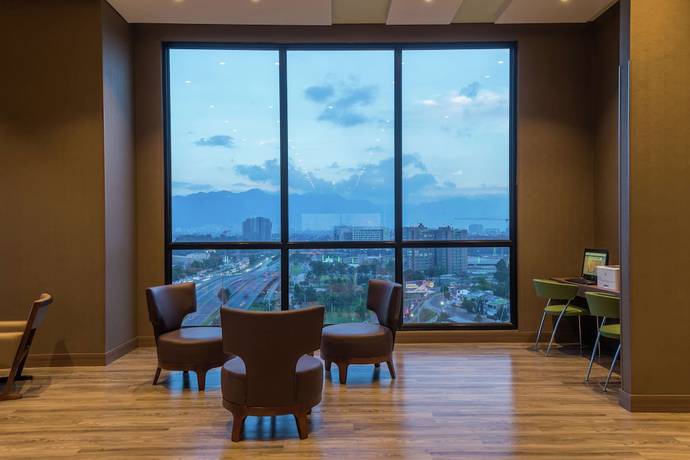 Imagen de los interiores del Hotel Hampton by Hilton Bogota Airport. Foto 15