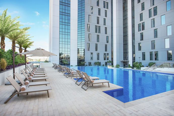Imagen de la piscina del Hotel Hampton by Hilton Dubai Airport. Foto 19
