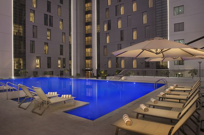 Imagen de la piscina del Hotel Hampton by Hilton Dubai Airport. Foto 20
