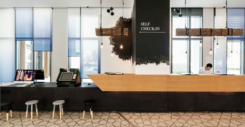 Imagen de los interiores del Hotel Hampton by Hilton Dubai Al Seef. Foto 15