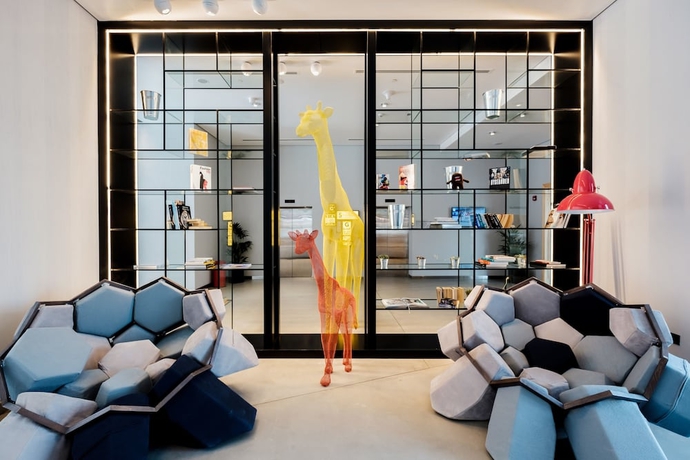 Imagen de los interiores del Hotel Hampton by Hilton Dubai Al Seef. Foto 18