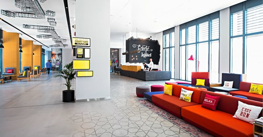 Imagen de los interiores del Hotel Hampton by Hilton Dubai Al Seef. Foto 19