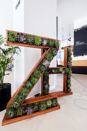 Imagen del bar/restaurante del Hotel Hampton by Hilton Dubai Al Seef. Foto 2