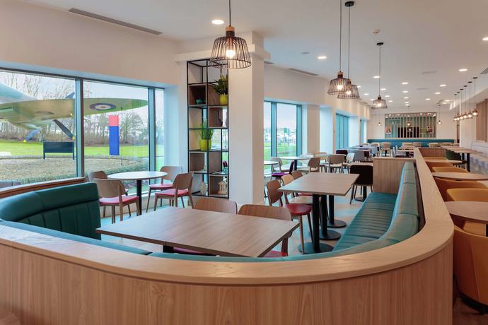 Imagen de los interiores del Hotel Hampton by Hilton Edinburgh Airport. Foto 19