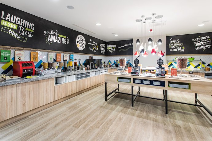 Imagen del bar/restaurante del Hotel Hampton by Hilton Gdansk Oliwa. Foto 2