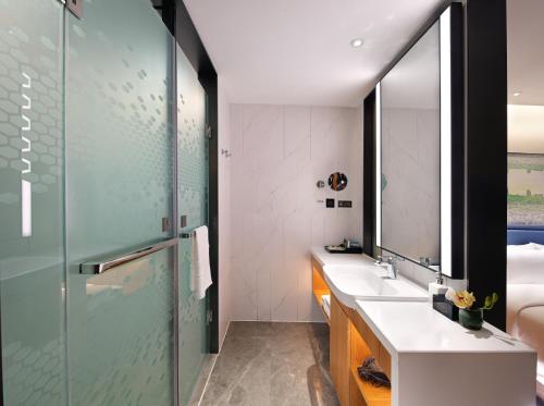Imagen de la habitación del Hotel Hampton by Hilton Guangzhou Tianhe Sports Center. Foto 8