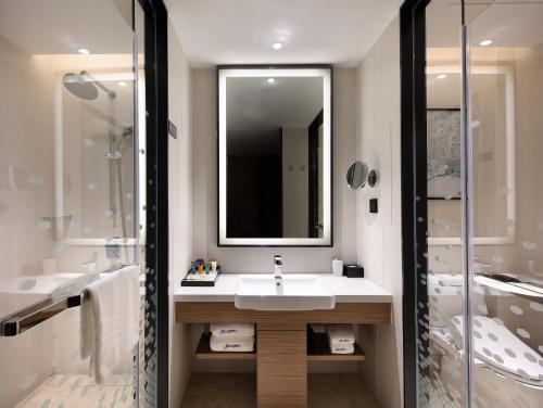 Imagen de la habitación del Hotel Hampton by Hilton Guangzhou Tianhe Sports Center. Foto 12