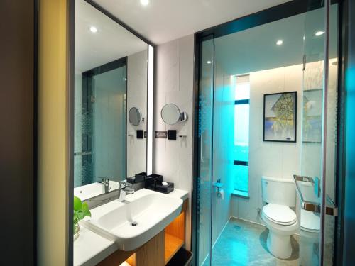 Imagen de la habitación del Hotel Hampton by Hilton Guangzhou Tianhe Sports Center. Foto 13