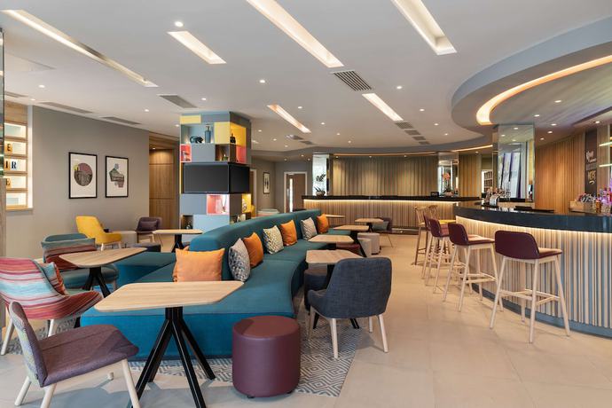 Imagen de los interiores del Hotel Hampton by Hilton London Ealing. Foto 16