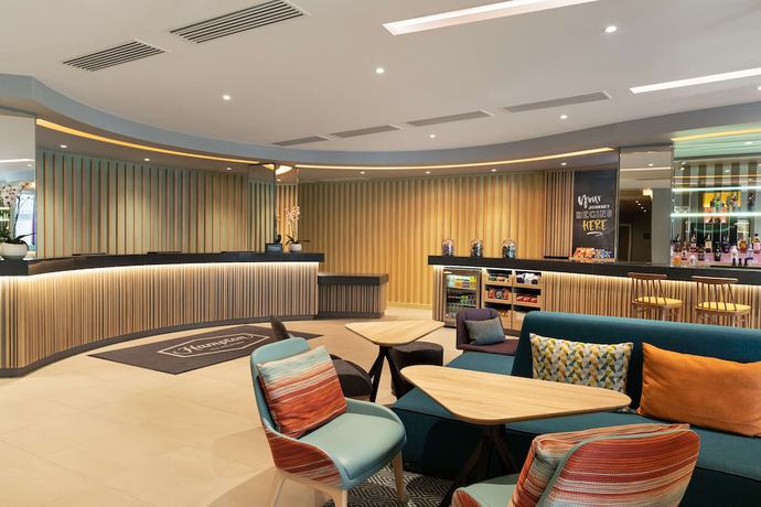 Imagen de los interiores del Hotel Hampton by Hilton London Ealing. Foto 17