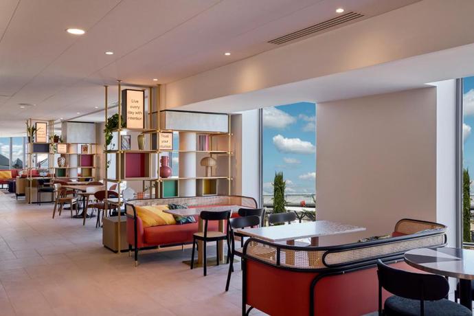 Imagen del bar/restaurante del Hotel Hampton by Hilton Lyon Airport. Foto 2