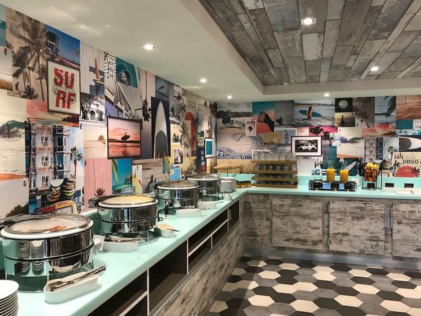 Imagen del bar/restaurante del Hotel Hampton by Hilton Paris Clichy. Foto 5