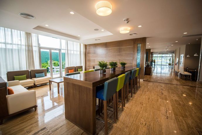 Imagen de los interiores del Hotel Hampton by Hilton Santo Domingo Airport. Foto 10