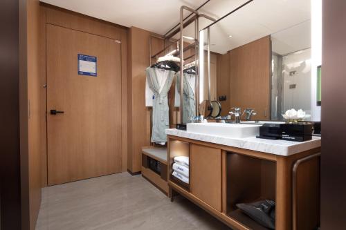 Imagen de la habitación del Hotel Hampton by Hilton Shenzhen Futian Port. Foto 16