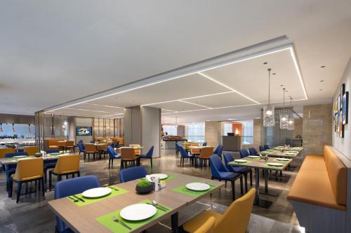 Imagen del bar/restaurante del Hotel Hampton by Hilton Shenzhen Longgang Yonghu. Foto 6