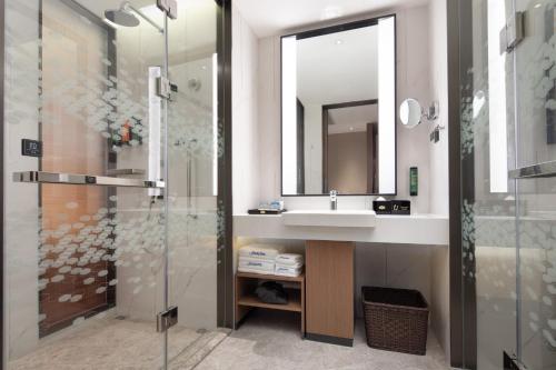 Imagen de la habitación del Hotel Hampton by Hilton Shenzhen Longgang Yonghu. Foto 20