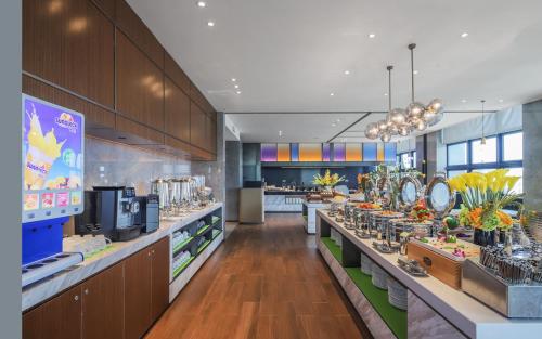 Imagen del bar/restaurante del Hotel Hampton by Hilton Shenzhen Yuanshan. Foto 13