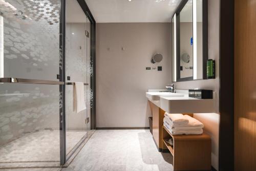 Imagen de la habitación del Hotel Hampton by Hilton Shenzhen Yuanshan. Foto 16