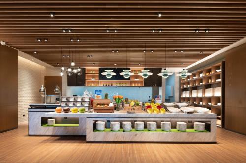 Imagen del bar/restaurante del Hotel Hampton by Hilton Wuhan Zhongnan. Foto 11