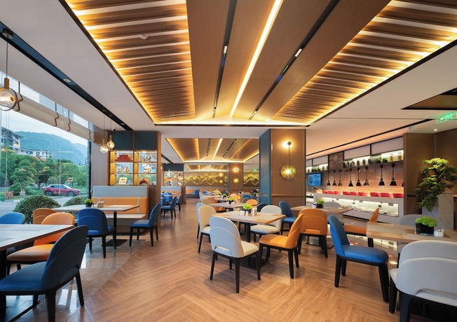 Imagen del bar/restaurante del Hotel Hampton by Hilton Zhangjiajie National Forest Park. Foto 4