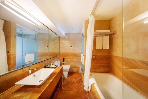 Imagen de la habitación del Hotel Hampton by Hilton Zhuhai Gongbei Port. Foto 17