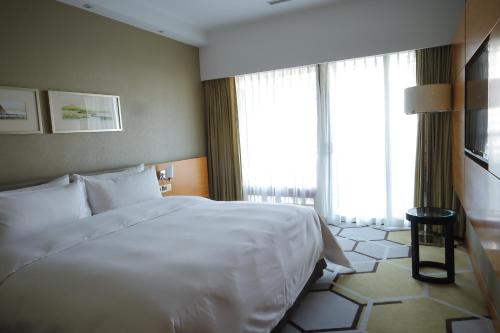 Imagen de la habitación del Hotel Hampton by Hilton Zhuhai Gongbei Port. Foto 20