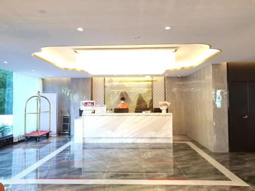 Imagen general del Hotel HanTang Haikou Business College Sun Moon Plaza Duty Free Shop. Foto 2