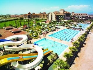 Imagen de la piscina del Hotel Hane Family Resort. Foto 7