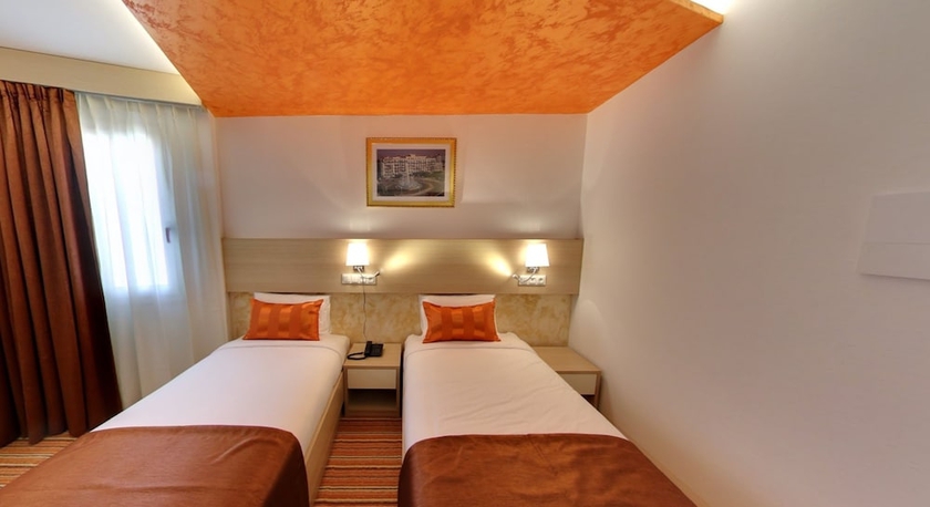 Imagen de la habitación del Hotel Hani. Foto 6