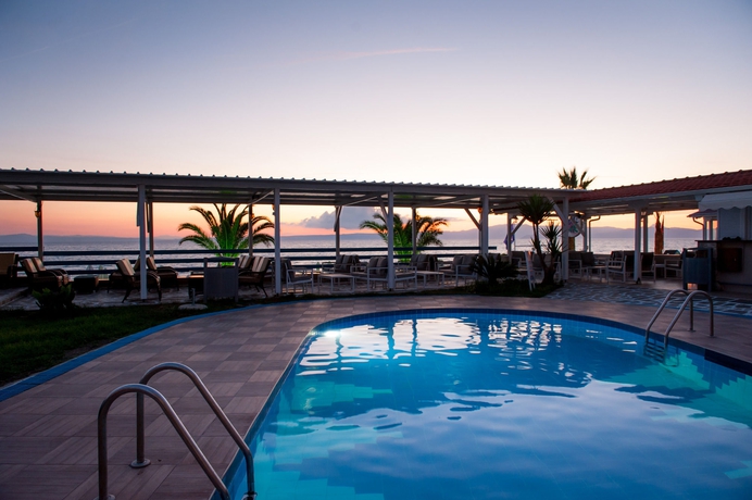 Imagen de la piscina del Hotel Hanioti Grandotel. Foto 16
