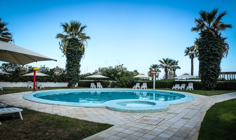 Imagen de la piscina del Hotel Hannibal Palace. Foto 15