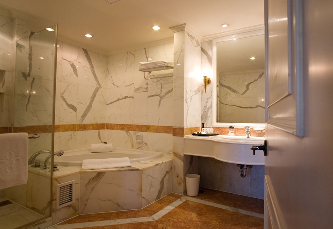 Imagen de la habitación del Hotel Hanoi Daewoo. Foto 9