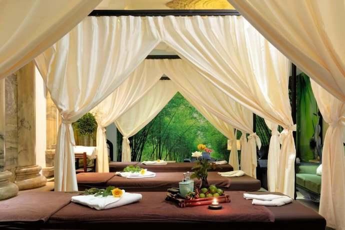 Imagen de la piscina del Hotel Hanoi Fiesta Grand. Foto 19