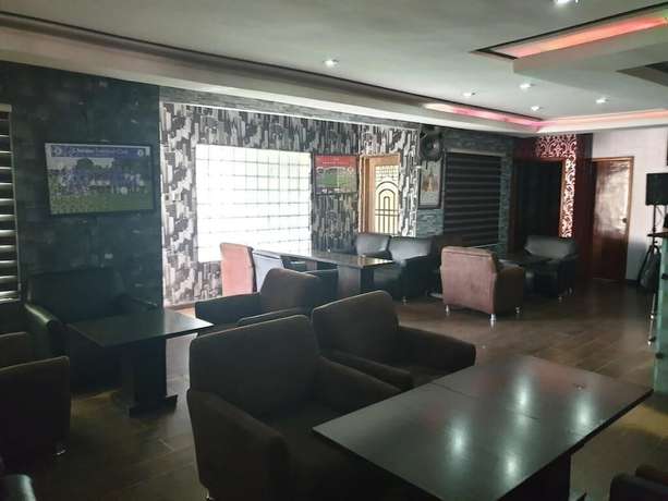 Imagen del bar/restaurante del Hotel Hanos And Suites. Foto 3