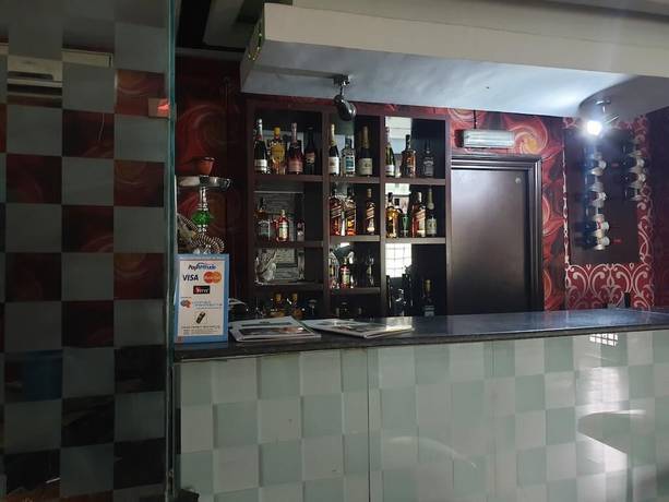 Imagen del bar/restaurante del Hotel Hanos And Suites. Foto 5